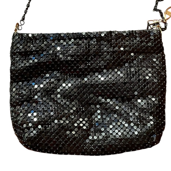Black metal mesh evening bag with chain link strap. - Picture 3 of 6